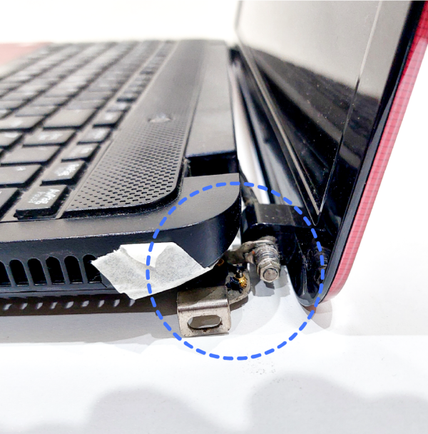Bisagra de laptop rota antes de reparación