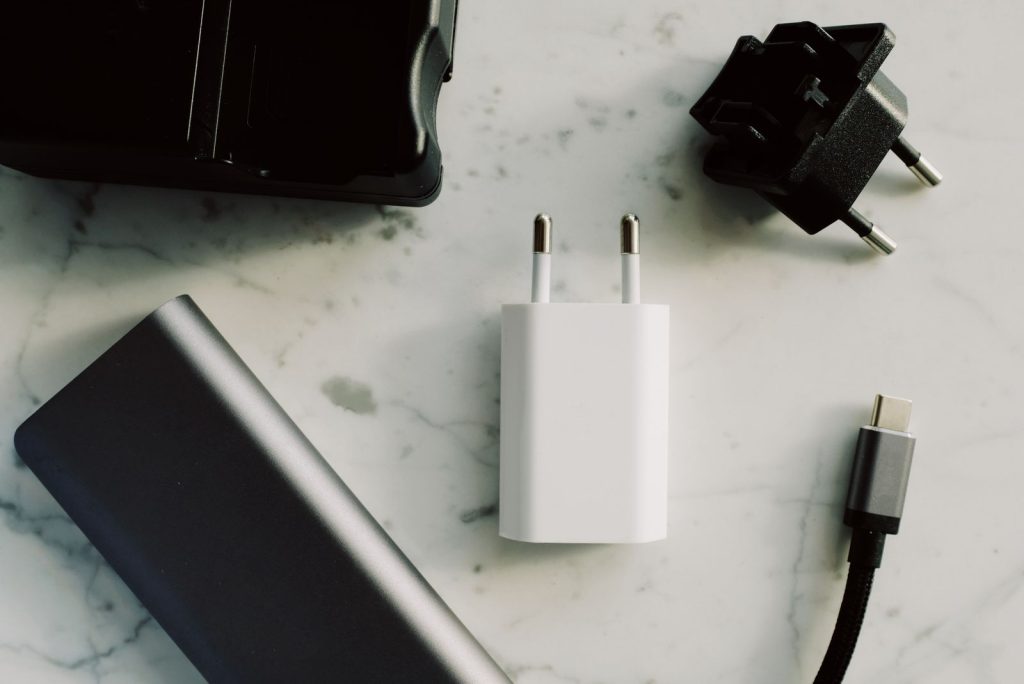Adaptadores de enchufe y cable USB-C para revisar compatibilidad entre 110 V y 220 V