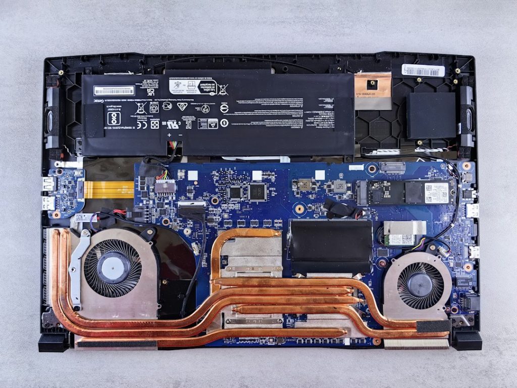 Batería interna y conectores de una laptop para comprobar compatibilidad
