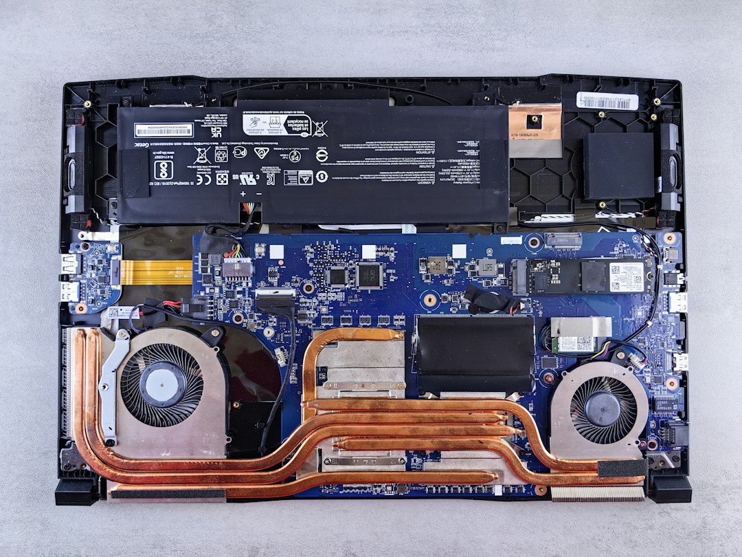 Batería interna y conectores de una laptop para comprobar compatibilidad