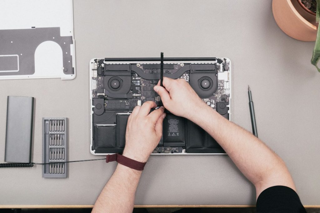 Técnico revisando el interior de una laptop antes de cambiar la batería