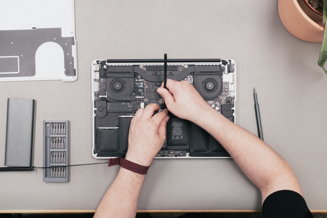Técnico revisando el interior de una laptop antes de cambiar la batería