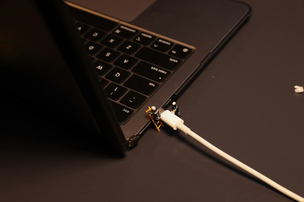 Laptop conectada a su cargador para comprobar compatibilidad de energía