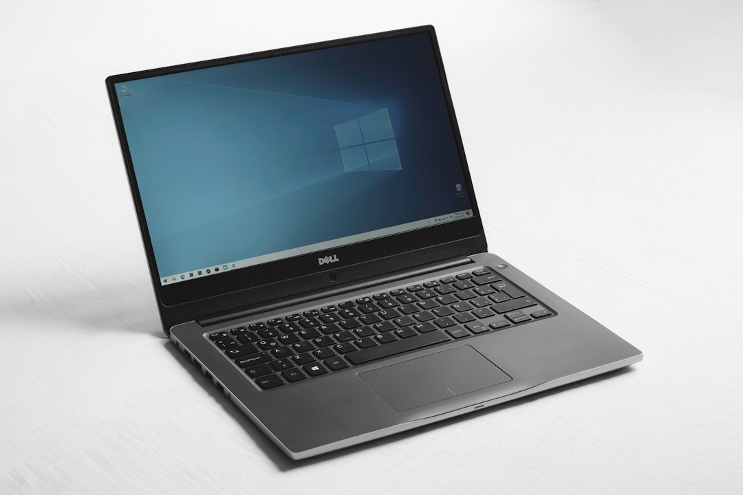 Laptop Dell abierta para identificar la batería y comprobar la compatibilidad del repuesto