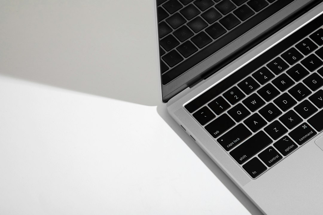 Laptop abierta con tapa y bisagra visible