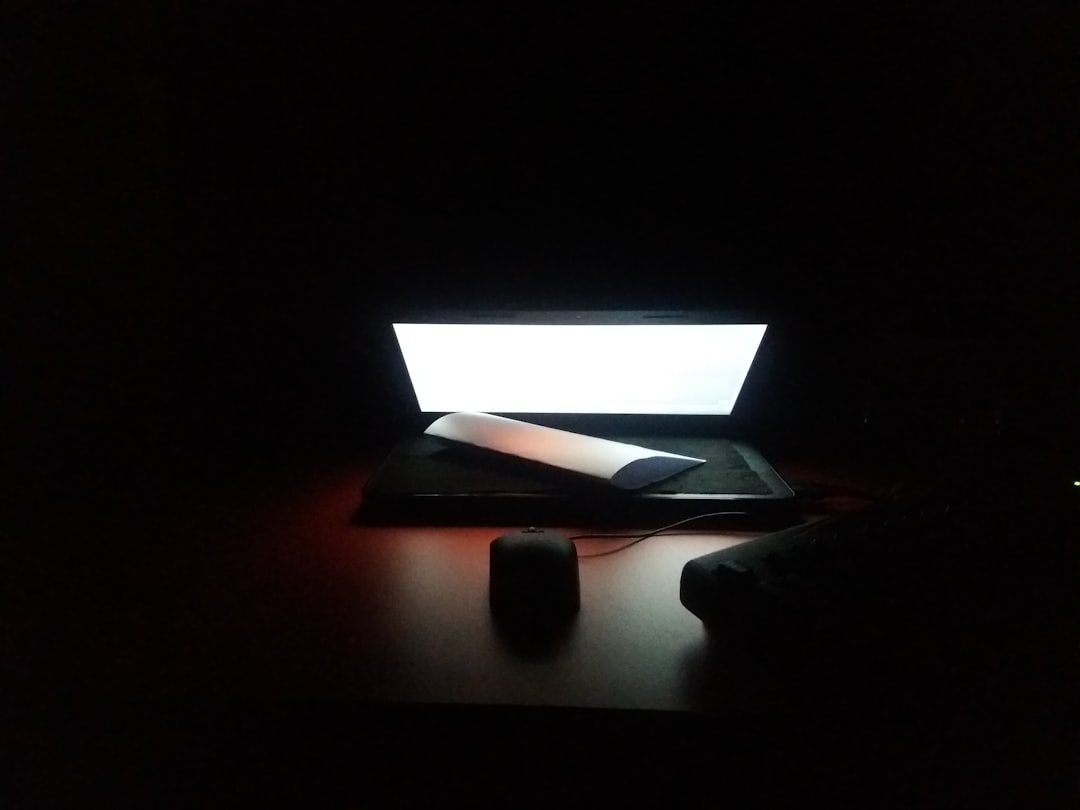 Laptop con pantalla con brillo pero sin imagen visible
