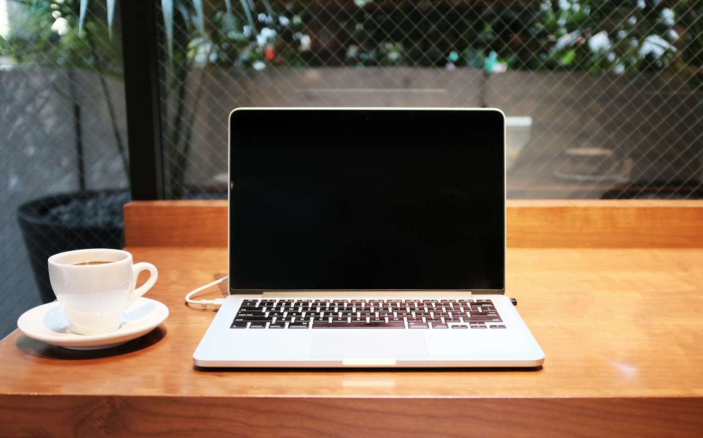 Laptop con pantalla muy tenue por posible falla de backlight