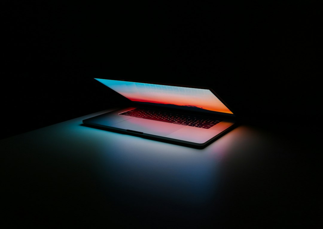 Laptop con pantalla oscura y brillo bajo