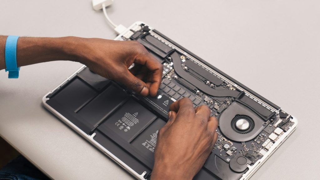 Laptop enciende pero no da imagen revision de pantalla flex o placa