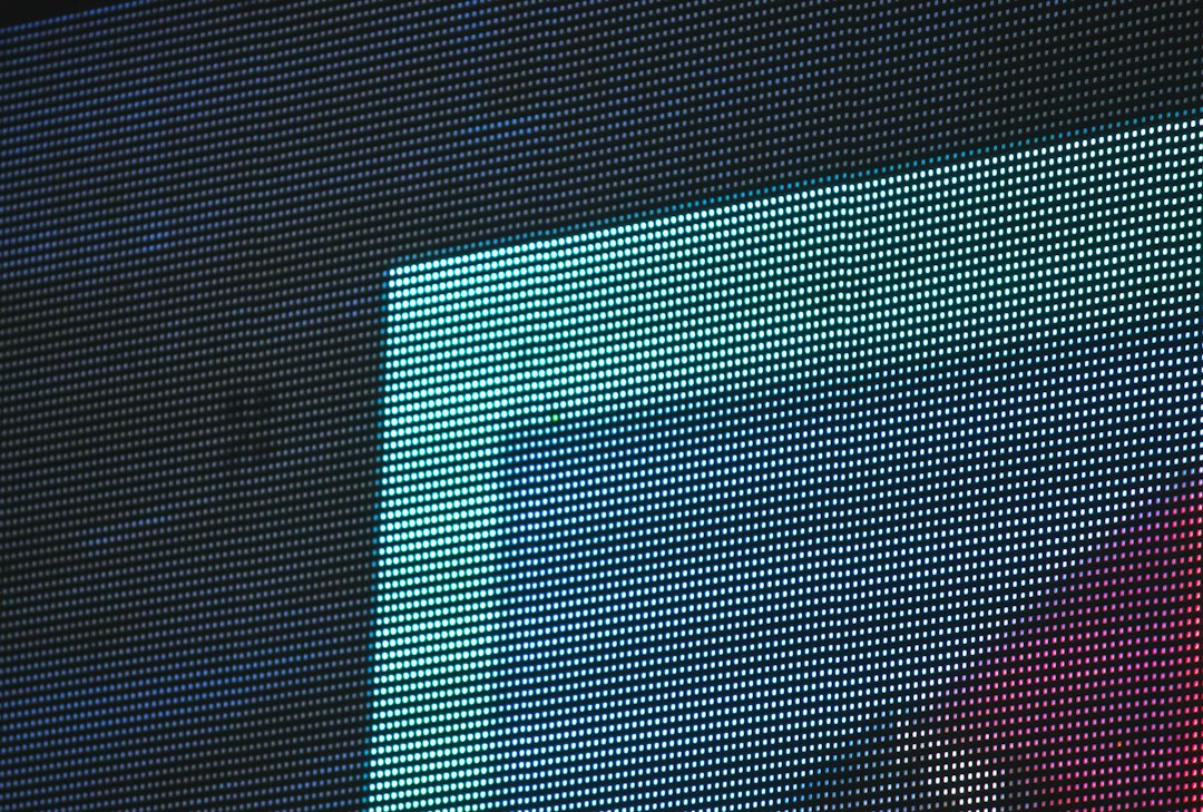 Pantalla con puntos blancos brillantes tipo pixeles dañados