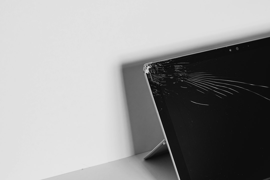 Pantalla de laptop con líneas verticales causas y solución