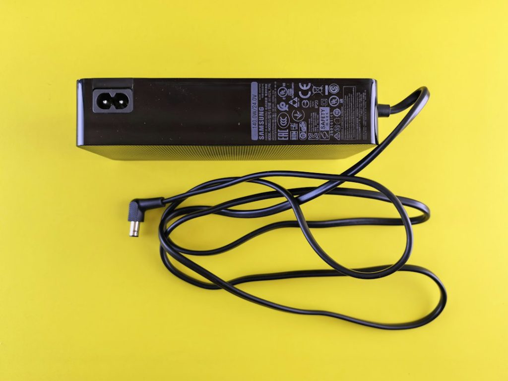 Adaptador y cable de corriente para laptop, referencia para comparar tipos de cargadores