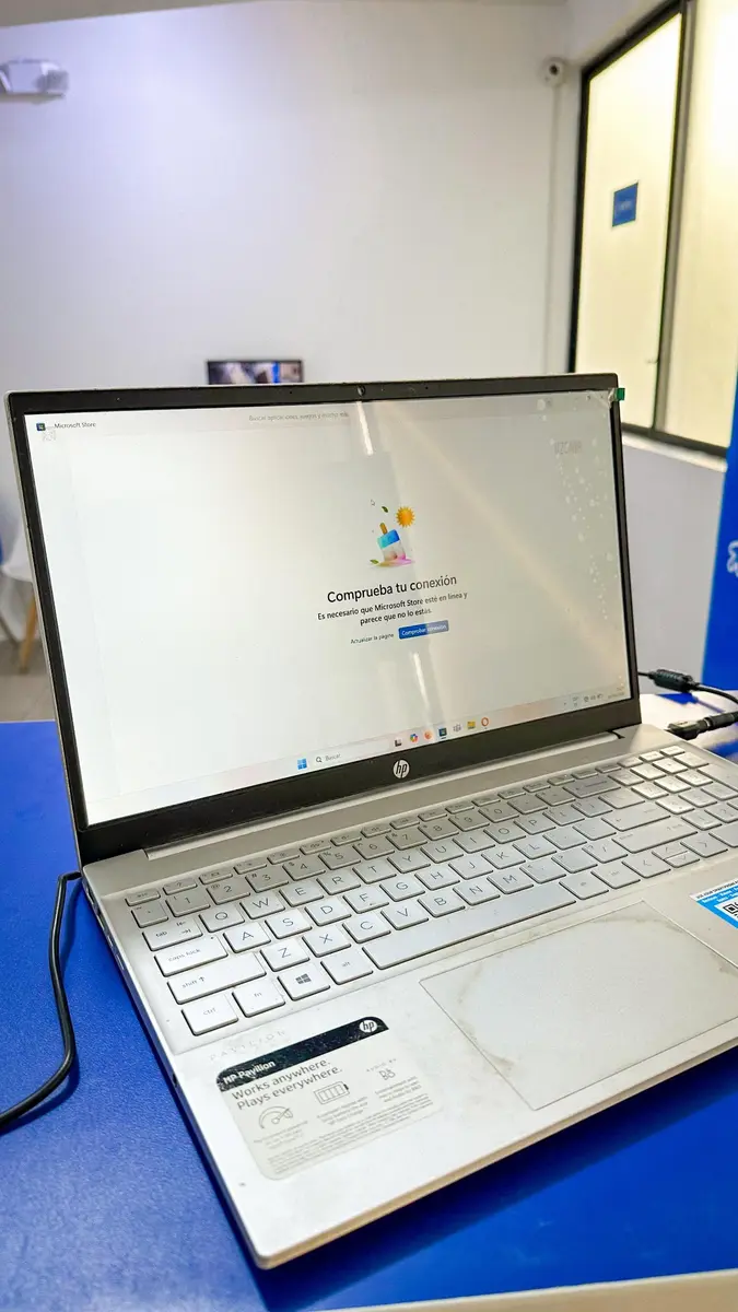 Laptop HP 15-dw1056la con imagen operativa después del cambio de pantalla