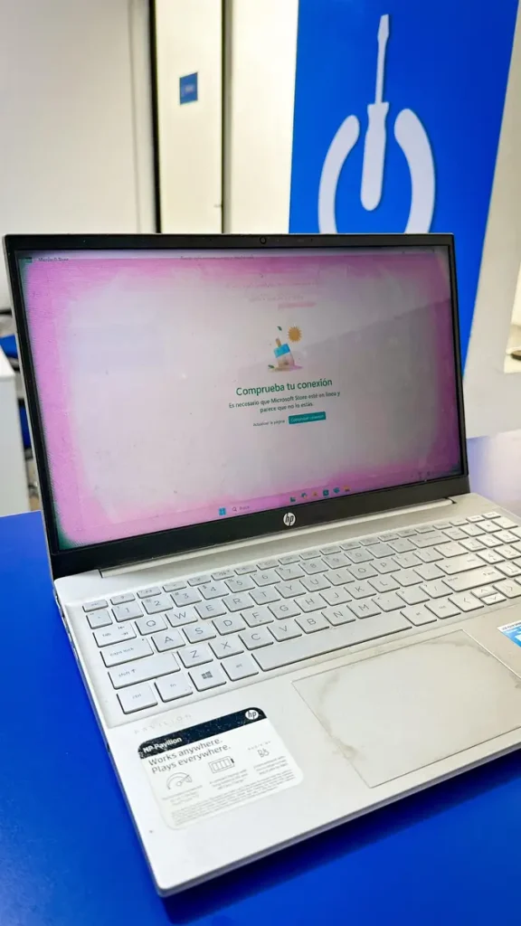 Laptop con alteración de color en pantalla para diagnóstico